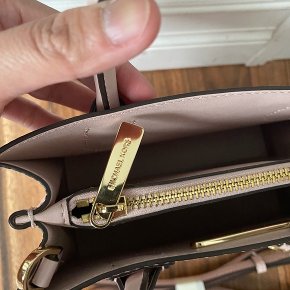 Michael Kors Pebbled Leather Crossbody Bag ( Pink Blush Color) - Picture 4 of 10